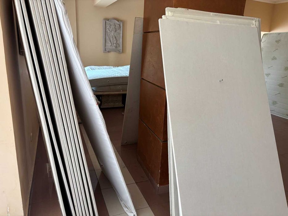 34 бр легла 90/200 без матраци по 70 лв за брой.