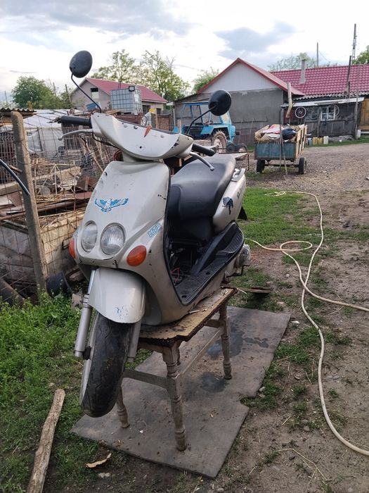 V8ând scuter Yamaha neos stare perfectă cu acte
