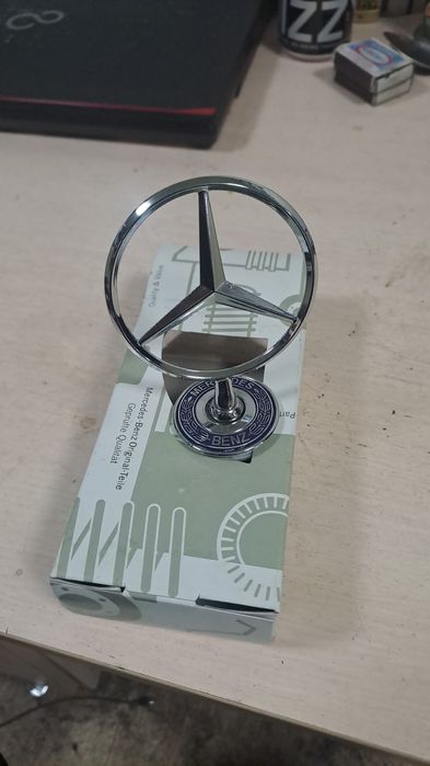 Значек капота 124е 202 210