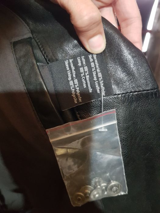 Vand geaca Tigha, marime L. Stare impecabila.