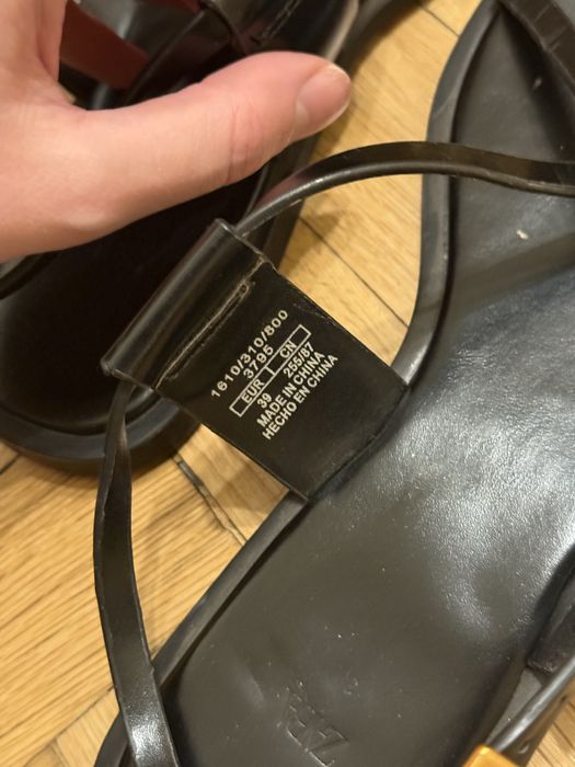 Кожени сандали ZARA със златен орнамент