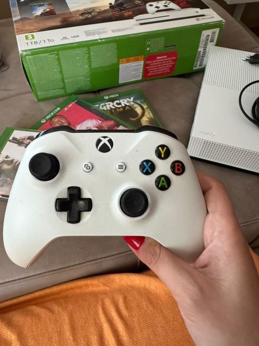 se vinde Xbox One S 1TB