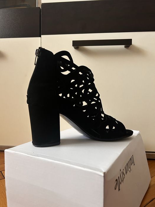 Черни сандали на ток