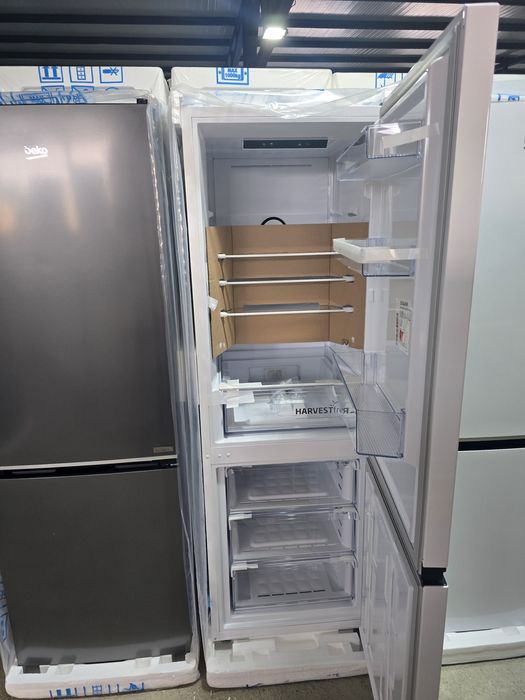 Нов инверторен хладилник с фризер Beko  b3rcna345hw. 345 л