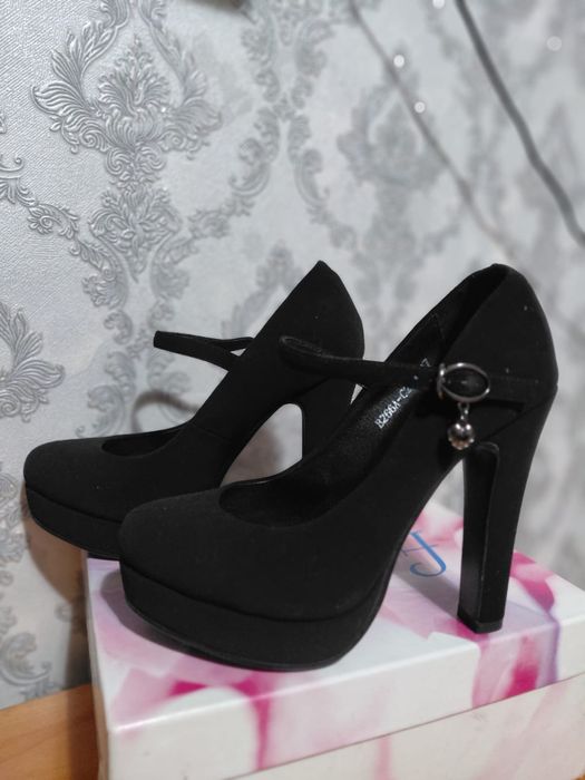 Продам женские туфли