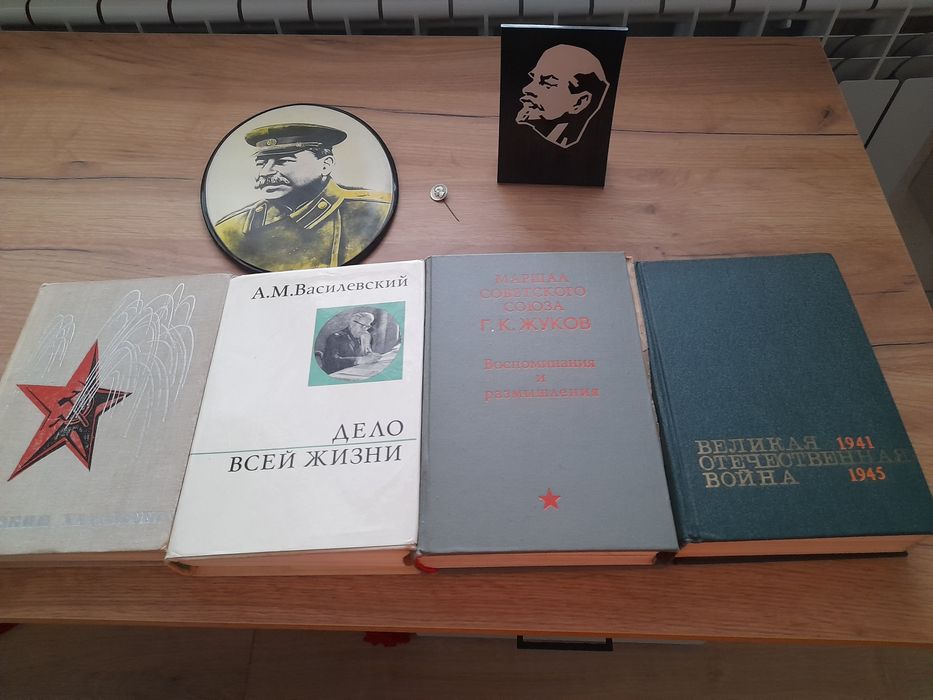 Портреты Сталина и Ленина