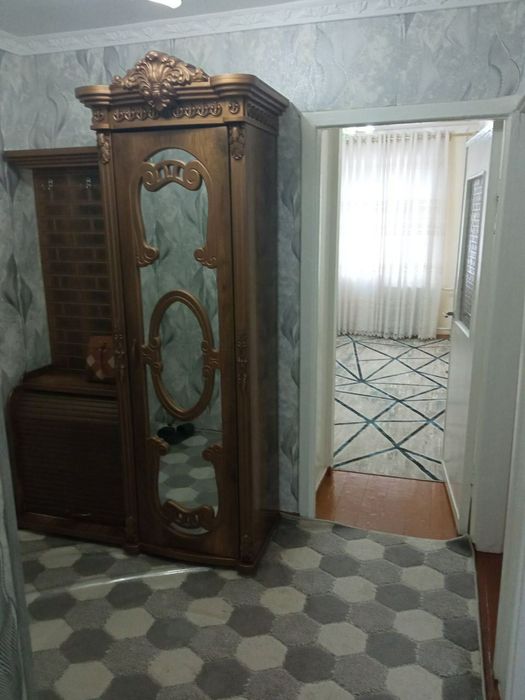 3 xonali kv sotiladi.