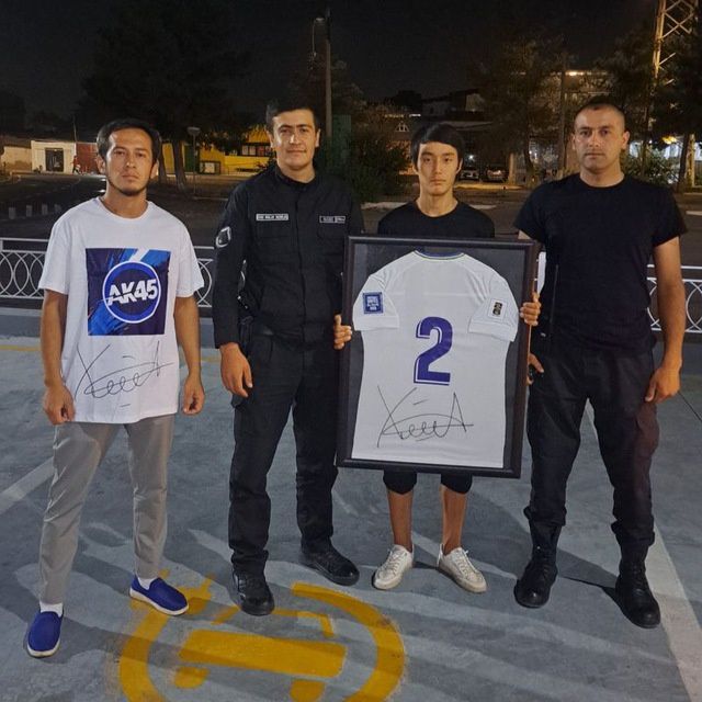 Abduqodir Khusanovning Qatarga qarshi oʻynagan formasi sotiladi.