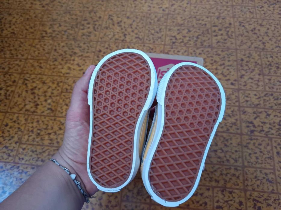 Чисто нови бебешки кецове Vans, с кутията! Размер: 19.