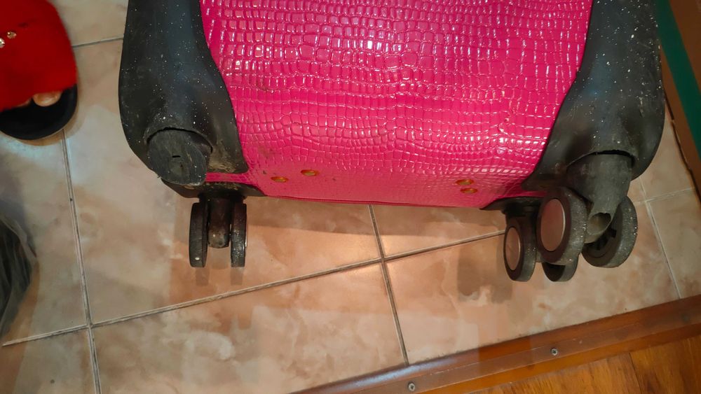 Чемодан розовый среднего размера