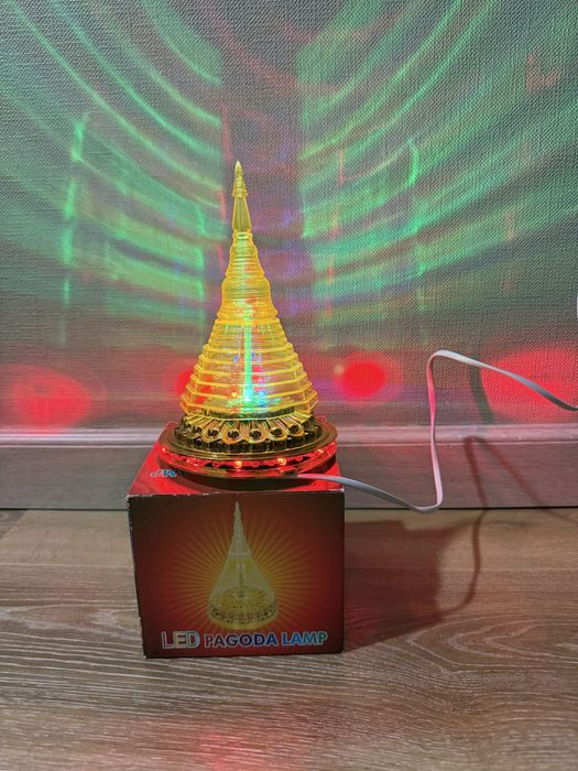 Светильник светит разным цветом, мигает, работает от сети. Новый.