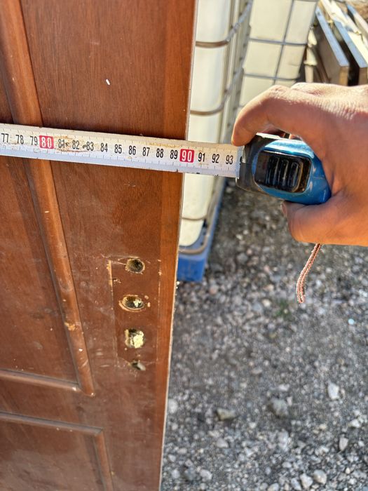 деревянный дверь