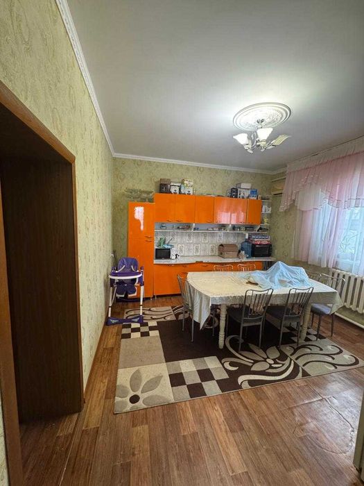 Продаётся участок с двумя домами и дополнительными постройками.