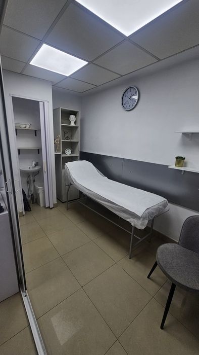 Închiriez cameră salon