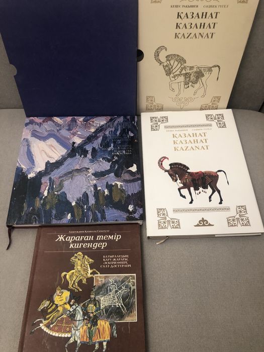 Настенное панно и книги