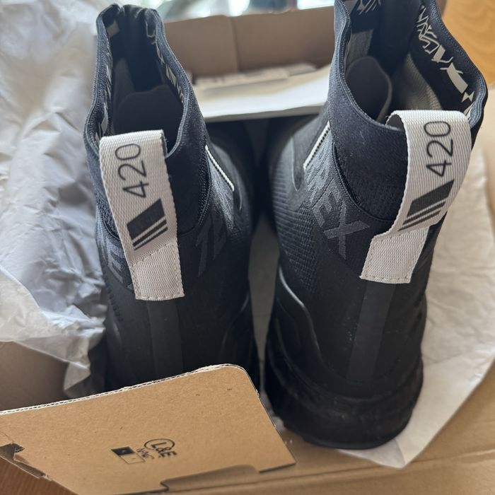 Продава чисто нови туристически водоустойчиви  обувки "Adidas"
