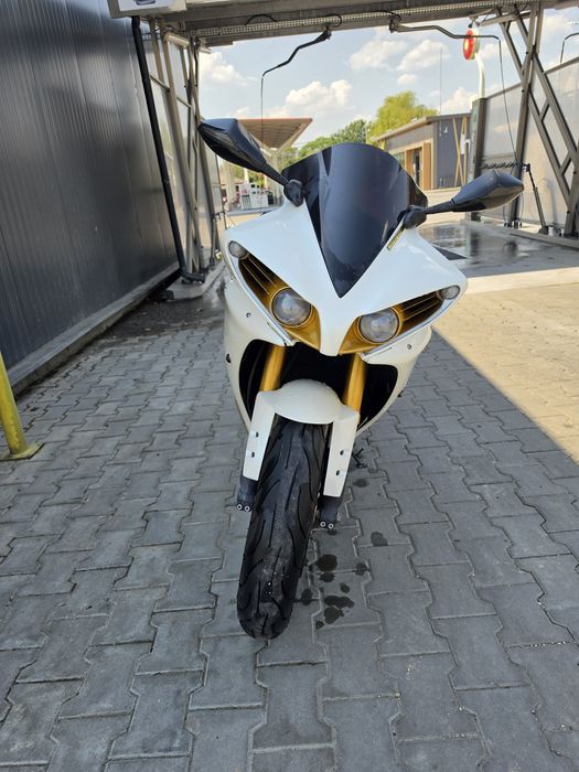 Yamaha R1 Big Bang 2011