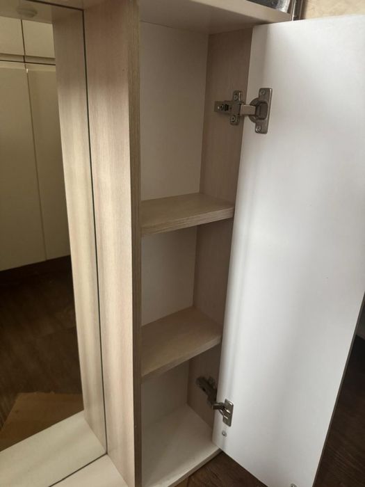 Раковина с тумбой и зеркалом