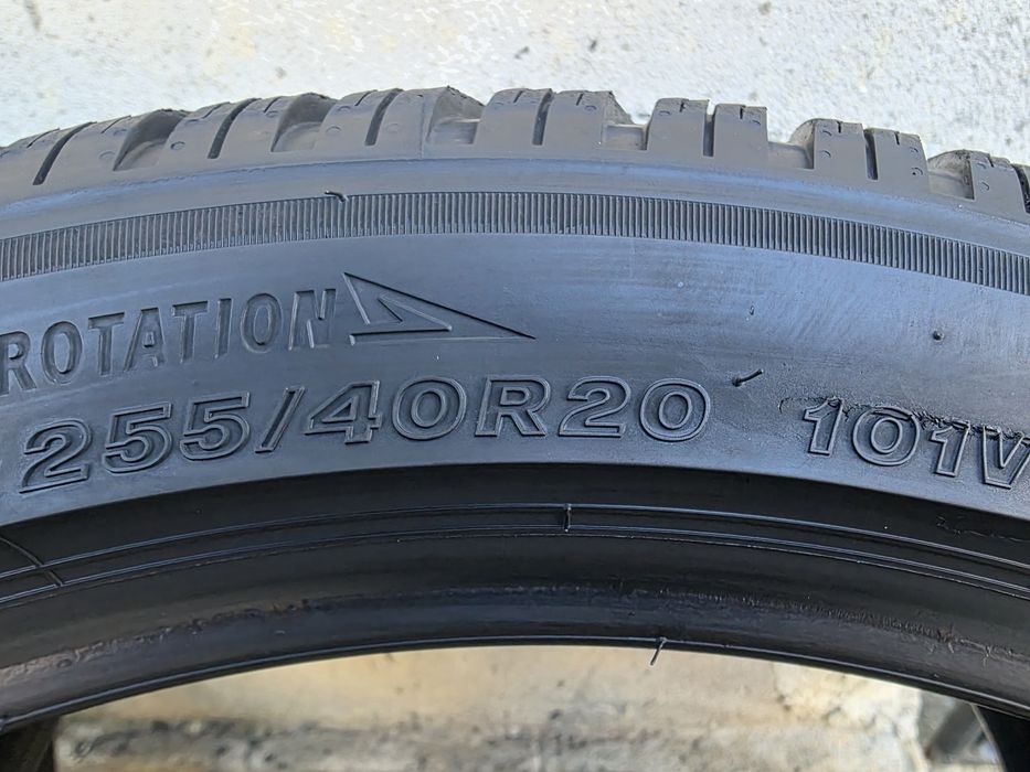 Vând două anvelope de iarna Bridgestone  255 40 20  dot 4021