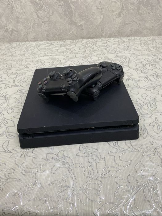 PlayStation 4 в идеальном состояние