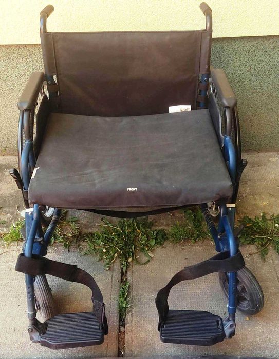 Vand fotoliu rulant pentru persoane cu handicap