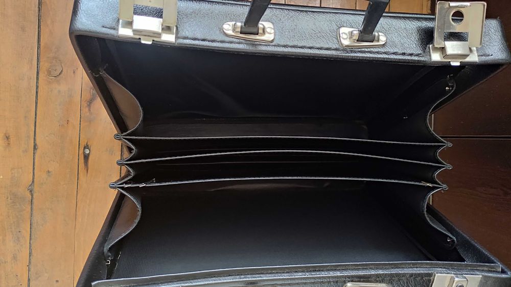 Ретро кожено куфарче за документи