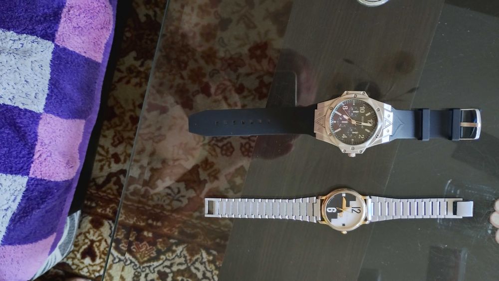 Два броя часовници.Цената е обща.