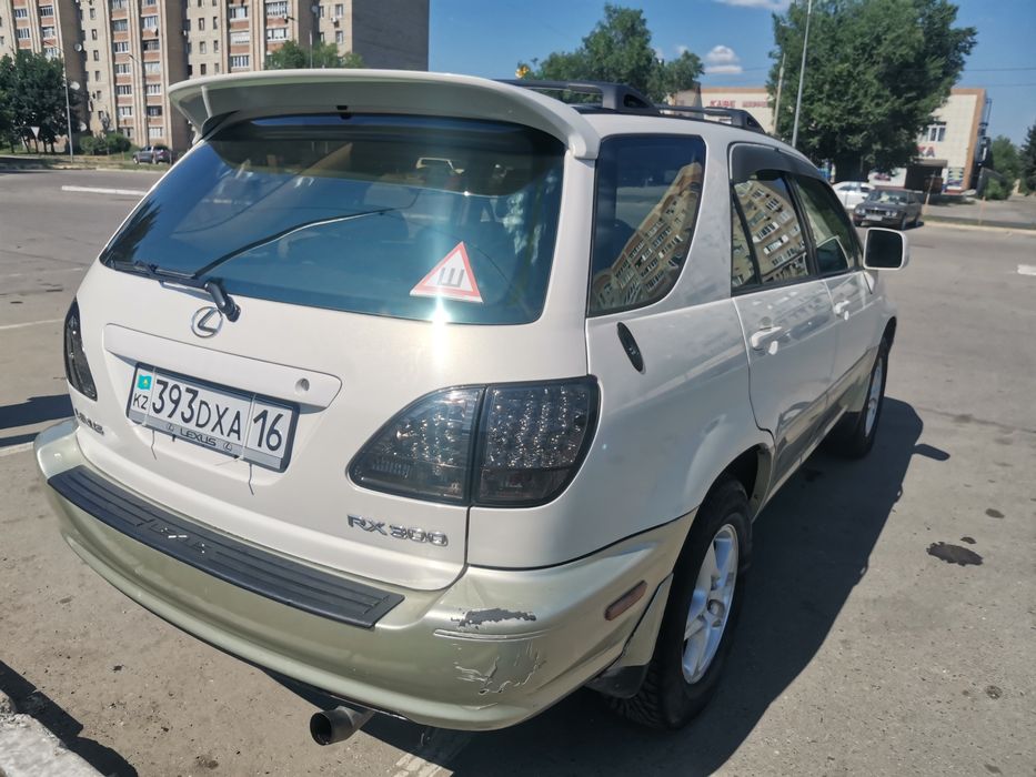 Продам машину Lexus RX300