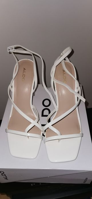 Sandale cu toc transparent