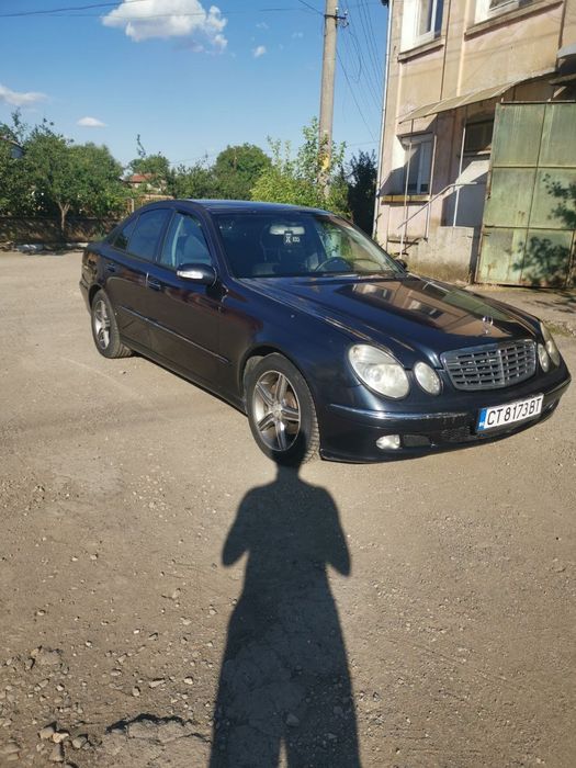 Продавам Мерцедес Е класа