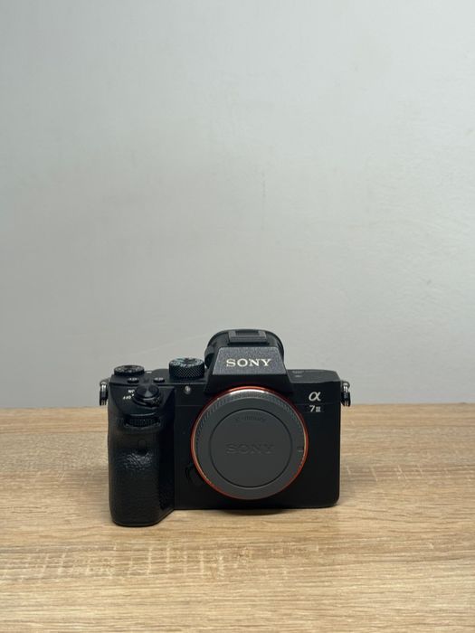 Sony a7III cu obiectivul 50 mm sony f1.8
