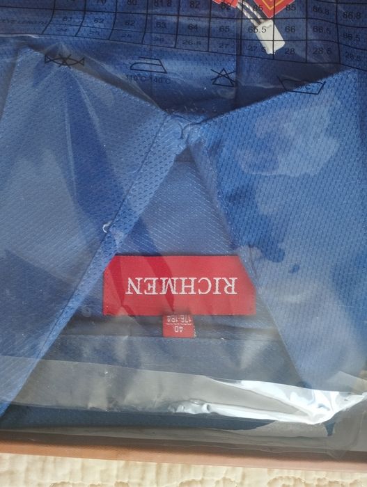 Продам недорого одежду