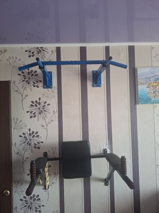 Турник и брусья.