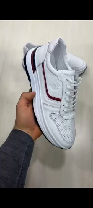 Продам мужские кроссовки