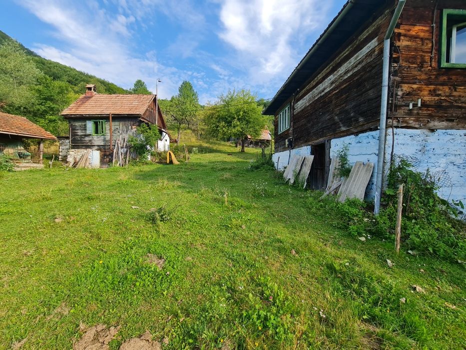 Teren de vânzare cu casă în Apuseni