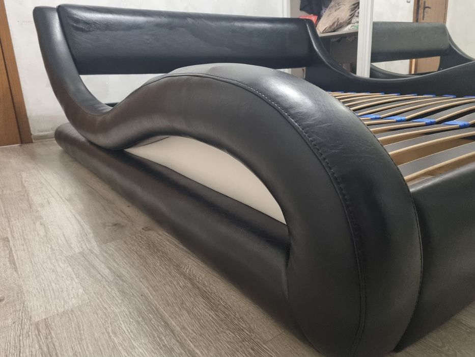 Много запазена спалня.