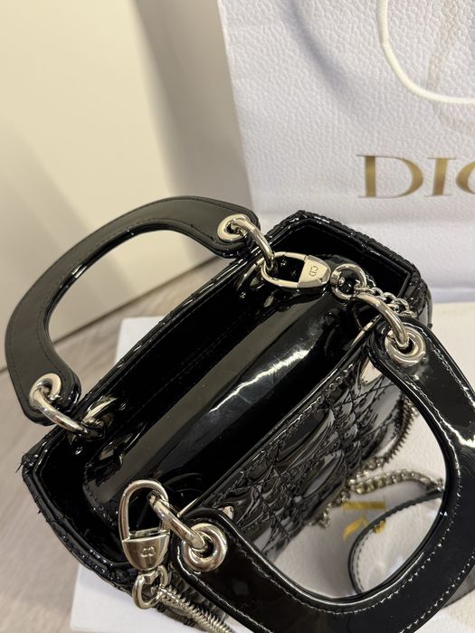 Mini Dior purtata