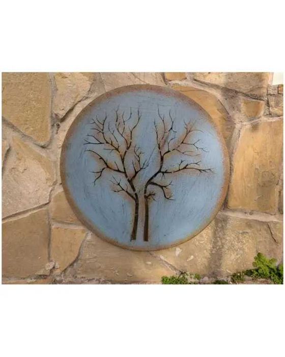 абстрактна картина и метални пана различни видове