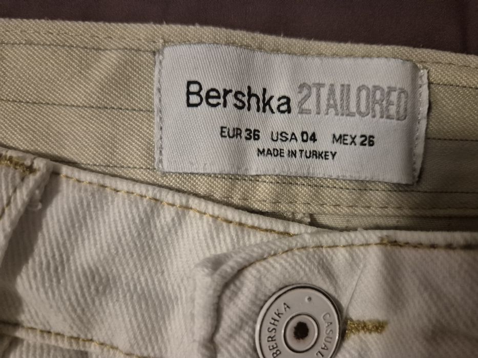 Pantaloni/blugi cu fata si spatele diferite