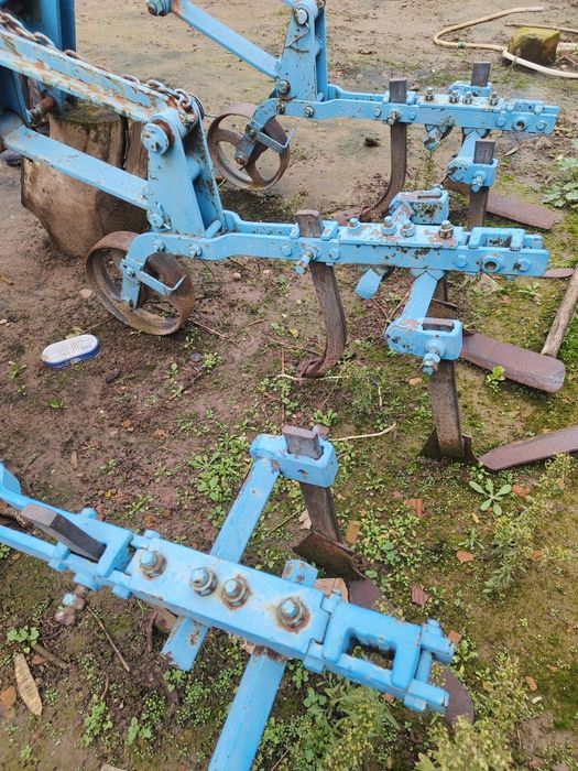 Cultivator ; prășitor  3 secții