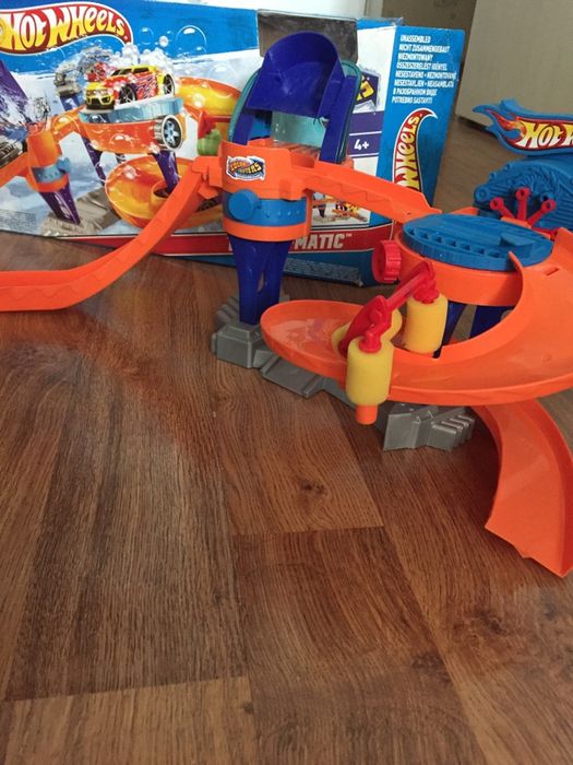 Яркая развивающая игрушка