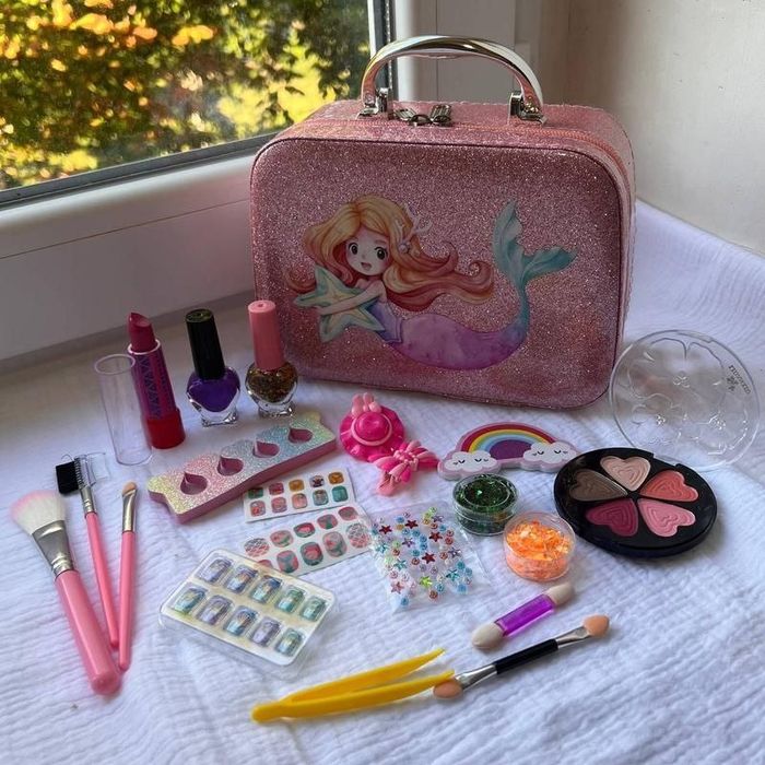 Огромный выбор разной  косметики для девочек