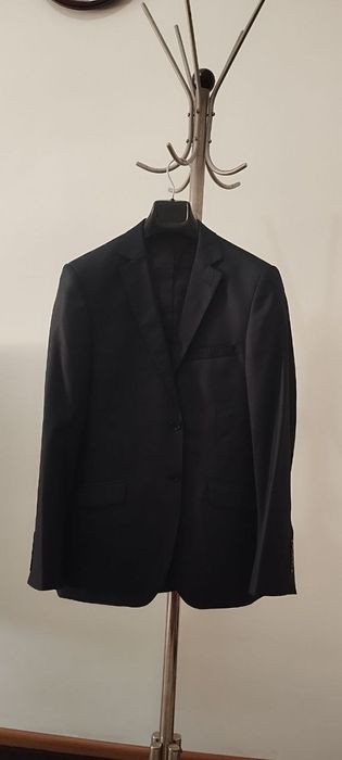 Продаются мужские кастюмы.