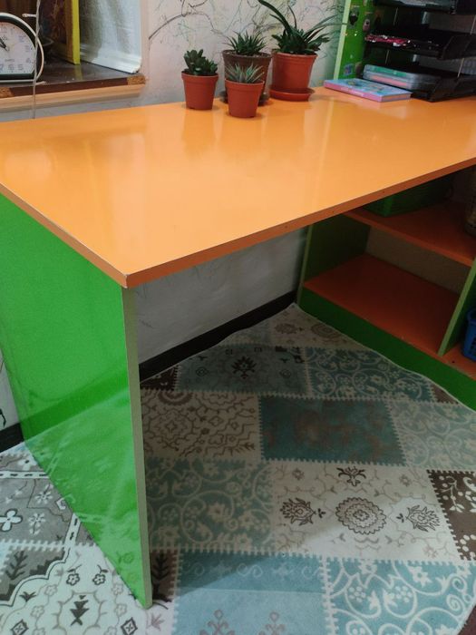 Школьный стол и стеллаж