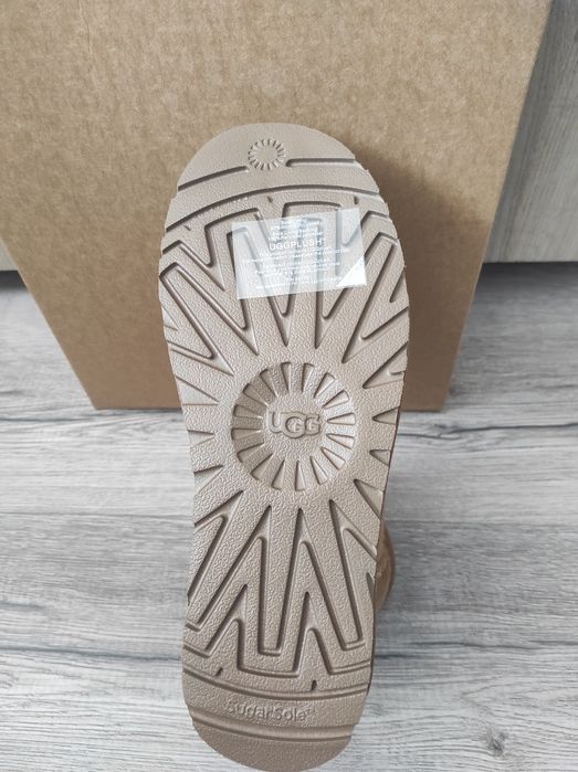Vând UGG marime 38