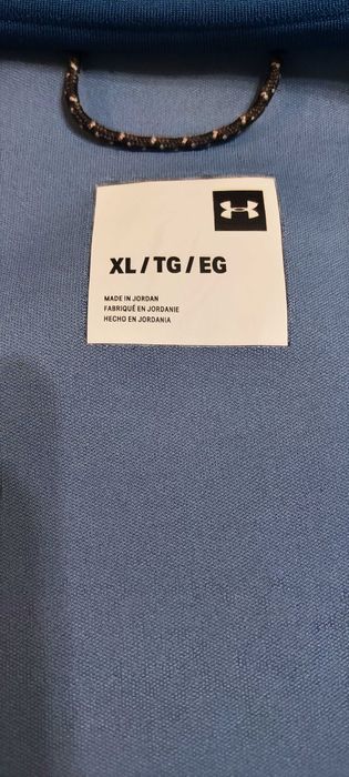 Продавам зимен суитчър с качулка Under Armour -  размер XL