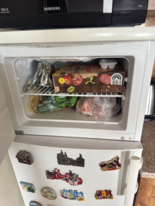 Продавам хладилник Electrolux