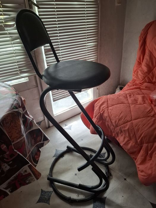 Стилни столове ,стъклена маса може да станат комплект , дивани ,маси .