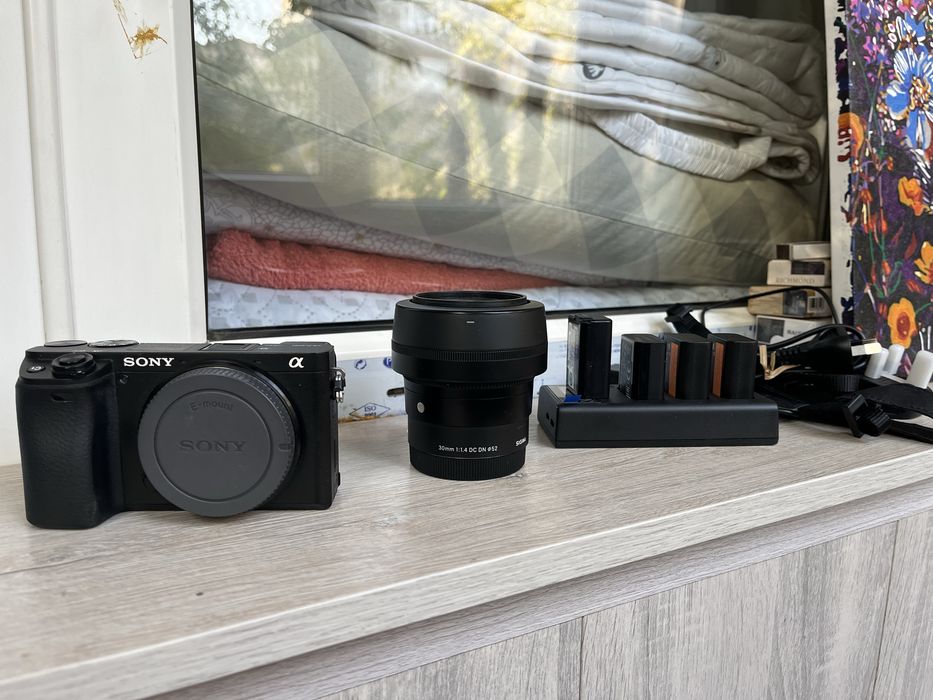 Продам Sony A6400 + Sigma 30mm f/1.4