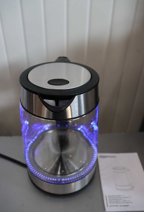 Кана за вода Amazon Basics Glass – 1.7 L, LED осветление
